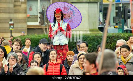 Glasgow, Schottland, Großbritannien. Februar 2024. Das Jahr des Drachen und Glasgows jährliches chinesisches Neujahrsläufern kehren die Feierlichkeiten zum George Square zurück. Die Chinese Cultural and Welfare Society Scotland veranstaltet ihre jährliche öffentliche Ausstellung mit einem Löwentanz. Credit Gerard Ferry/Alamy Live News Stockfoto