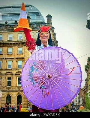 Glasgow, Schottland, Großbritannien. Februar 2024. Das Jahr des Drachen und Glasgows jährliches chinesisches Neujahrsfest für Stelzenläufer kehren auf den George Square zurück. Die Chinese Cultural and Welfare Society Scotland veranstaltet ihre jährliche öffentliche Ausstellung mit einem Löwentanz. Credit Gerard Ferry/Alamy Live News Stockfoto