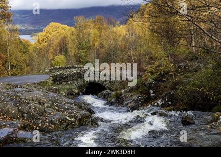 Ashness-Brücke über keswick im Herbst mit derwentwater im Hintergrund im horizontalen Format Stockfoto