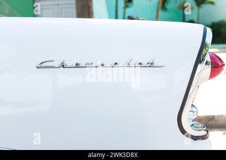 Schriftzug auf dem hinteren Kotflügel eines 1956 Chevrolet Bel Air. Stockfoto