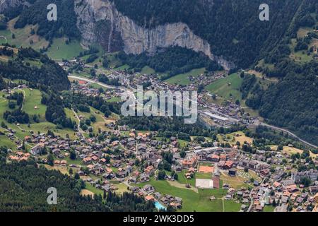 Hoher Aussichtspunkt auf die Dörfer wengen und lauterbrunnen und den staubbachwasserfall im berner oberland schweiz Stockfoto