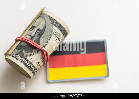 Deutsche Flagge und Dollarscheine Stockfoto