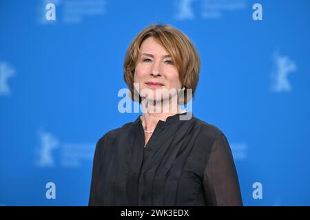 18. Februar 2024, Berlin: Corinna Harfouch, Schauspielerin, während des Fotoaufrufs für den Film Sterben. Die 74. Internationalen Filmfestspiele Berlin finden vom 15. Bis 25. Februar 2024 statt. Foto: Jens Kalaene/dpa Stockfoto