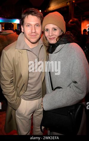 Hanno Koffler mit Ehefrau Mia Maariel Meyer bei der Medienboard Party 2024 im Rahmen der Berlinale 2024 am Holzmarkt. Berlin, 17.02.2024 *** Hanno Koffler mit seiner Frau Mia Maariel Meyer auf der Medienboard Party 2024 im Rahmen der Berlinale 2024 am Holzmarkt Berlin, 17 02 2024 Foto:XF.xKernx/xFuturexImagex mbb 4374 Stockfoto