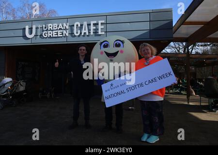 National Stottie Cake Week mit Scotty, dem Maskottchen der Big River Bakery, im Urban Green Exhibition Park Café. Die Big River Bakery, eingebettet im Herzen von Shieldfield, Newcastle, hat kürzlich eine kulinarische Premiere angekündigt: Die National Stottie Cake Week. Ein Backtie ist eine Art Brot, das rund, flach und auf dem Boden eines Ofens gebacken ist, was eine herrlich weiche, aber zähe Textur ergibt. Der Name leitet sich von dem Geordie-Wort „stot“ ab – was „hüpfen“ bedeutet –, da traditionell ein perfekt gekochtes Stottie beim Ablassen hüpfen sollte. Newcastle upon Tyne, 18. Februar 2024, Credit:DEWAlamy Stockfoto