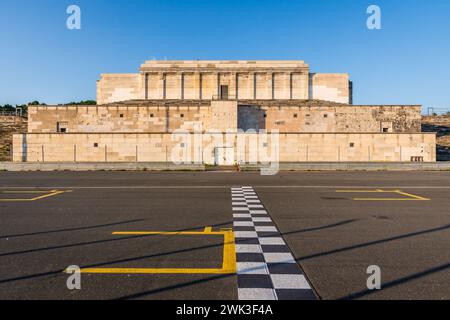 Die 1935 für das Zeppelinfeld in Nürnberg errichtete Zeppelintribüne steht heute vor der Boxengeraden der Norisring-Rennstrecke. Stockfoto