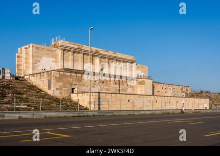 Die 1935 für das Zeppelinfeld in Nürnberg errichtete Zeppelintribüne steht heute vor der Boxengeraden der Norisring-Rennstrecke. Stockfoto