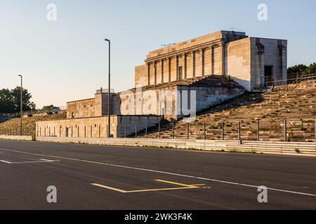 Die 1935 für das Zeppelinfeld in Nürnberg errichtete Zeppelintribüne steht heute vor der Boxengeraden der Norisring-Rennstrecke. Stockfoto