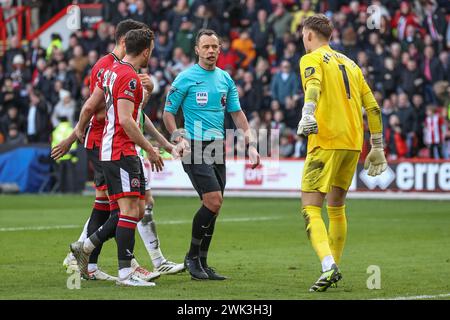 Schiedsrichter Stuart Attwell pfeift nach einem Foul, nachdem Ben Osborn von Sheffield United während des Premier-League-Spiels Sheffield United gegen Brighton und Hove Albion in der Bramall Lane, Sheffield, Großbritannien, 18. Februar 2024 den Ball ins Brighton-Netz gelegt hat (Foto: Mark Cosgrove/News Images) Stockfoto