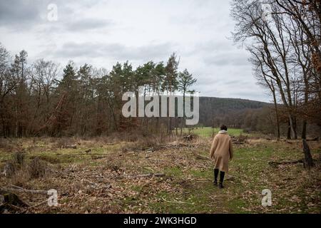 Waldspaziergang in Ruhe und frisch 18.02.24, Selters: Symbolfoto, Illustrationsbild, Symbolbild, Illustrationsfoto Waldspaziergang in Ruhe und frische eine Frau genießt einen entspannten Spaziergang im Wald, umgeben von der beruhigenden Stille und der frischen, klare Luft. Sie geht langsam auf einem Waldweg, umgeben von dichten Bäumen und dem sanften rauschen der Blätter, was eine Atmosphäre der Ruhe und Entspannung schafft Selters Hessen Deutschland *** Waldweg in Ruhe und Frische 18 02 24, Selters Symbolfoto, Illustrationsbild, Symbolbild, Illustrationsfoto Waldspaziergang in Frieden und Stockfoto