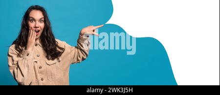 Aufgeregte Frau, Die Mit Dem Finger Zur Seite Zeigt, Zeigt Leere Sprechblase, Mockup Stockfoto
