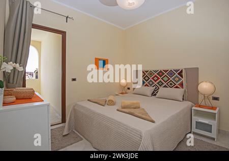 Inneneinrichtung Einrichtung Einrichtung luxuriöses Schauzimmer mit Möbeln und Doppelbett mit Frisiertisch und Terrasse Stockfoto