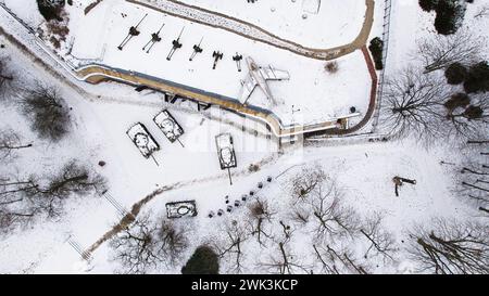 Luftaufnahme von schneebedeckten Panzern, Artillerie und einem Jet-Jäger in der Zitadelle von Poznań während des Winters, erschossen von einer Drohne. Stockfoto