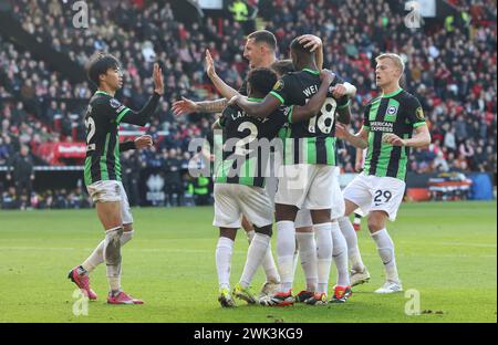 Bramall Lane, Sheffield, Großbritannien. Februar 2024. Premier League Football, Sheffield United gegen Brighton und Hove Albion; Danny Welbeck von Brighton & amp; Hove Albion feiert mit Lewis Dunk Tariq Lamptey Jan Paul van Hecke und Kaoru Mitoma, nachdem er in der 24. Minute das zweite Tor seiner Mannschaft erzielt hat und 0-2 erzielt hat. Credit: Action Plus Sports/Alamy Live News Stockfoto