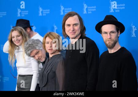 18. Februar 2024, Berlín: Von links nach rechts: Ronald Zehrfeld, Lilith Stangenberg, Matthias Glasner (Regisseur), Corinna Harfouch, Lars Eidinger, und Robert Gwisdek beim Fotocall für den deutschen Film Sterben, der in der Berlinale Official Selection antritt. Foto: Monika Skolimowska/dpa Stockfoto