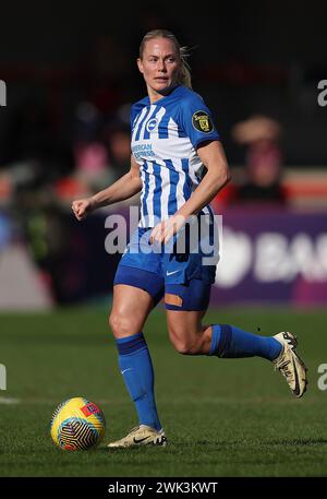 Crawley, Großbritannien. Februar 2024. Liverpool's Gemma Bonner fordert Brightons Elisabeth Terland beim Spiel der Barclays Women's Super League zwischen Brighton & Hove Albion und Liverpool im Broadfield Stadium in Crawley heraus. Quelle: James Boardman/Alamy Live News Stockfoto