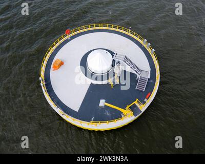 Gründung einer Windturbine im Flachwasser, Ijsselmeer, Niederlande Stockfoto