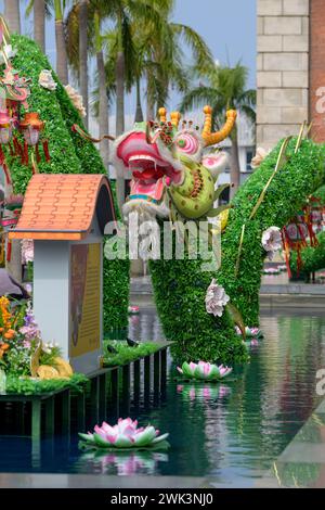 16. Februar 2024, Hongkong, SVR Hongkong, China: Chinesische Touristen strömen zum chinesischen Neujahrsfest nach Hongkong in Tsim Sha Tsui, Hongkong. Am Ende der Goldenen Woche gibt es einen großen Zustrom von Touristen, die das Jahr des Drachen in Hongkong sehen; posieren für unzählige Fotos (Credit Image: © Jayne Russell/ZUMA Press Wire) NUR REDAKTIONELLE VERWENDUNG! Nicht für kommerzielle ZWECKE! Stockfoto