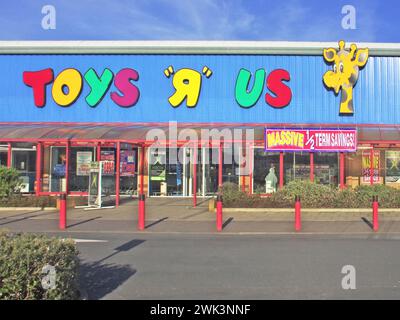 Toys R US ein Spielzeuggeschäft im Einzelhandel und Nahaufnahme des Logomarkensymbols auf dem historischen Archiv der 1900er Jahre Ladenschild mit Geoffrey Giraffe, dem offiziellen Maskottchen, das später aus britischen Stores ausgeschlossen wird, wie in Alamy Abbildung Ref. E54G48 & C3X2JX gezeigt, ( das Unternehmen meldete 2017 und 2018 Konkurs an und schloss alle britischen Geschäfte) Beachten Sie, dass das Datum sehr ungefähre Angaben enthält Stockfoto
