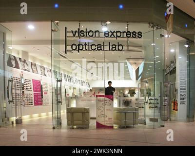 Ladenbeschilderung in Canary Wharf London Docklands historische Archivansicht einer der frühen Geschäftseinführungen in der Neuzeit Einheiten im Einkaufszentrum unter dem One Canada Square Bereich mit Vision Express Optical Lab Schild auf voll verglastem Fenster Fassade in Kanada Place Isle of Dogs in London Borough of Tower Hamlets East End England UK Stockfoto