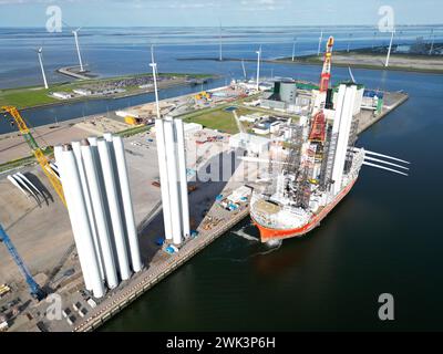 Ein Transportschiff für den Bau eines Offshore-Windparks in der Nordsee, Niederlande Stockfoto