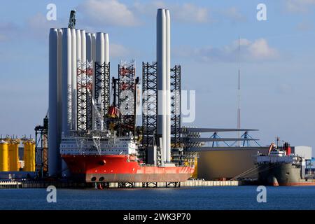 Ein Transportschiff für den Bau eines Offshore-Windparks in der Nordsee, Niederlande Stockfoto