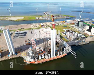 Ein Transportschiff für den Bau eines Offshore-Windparks in der Nordsee, Niederlande Stockfoto