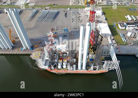 Ein Transportschiff für den Bau eines Offshore-Windparks in der Nordsee, Niederlande Stockfoto