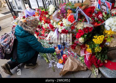 NEW YORK, NEW YORK – 17. FEBRUAR: Eine Kerze wird durch Fotos von Alexei Nawalny während einer Gedenkstätte vor dem russischen Konsulat in New York City am 17. Februar 2024 angezündet. Laut den russischen Staatsmedien starb Nawalny, der russische Politiker und Anti-Korruptionsaktivist, der zur stärksten Stimme in Opposition gegen Präsident Wladimir Putin wurde, während eines Spaziergangs in der IK-3-Strafkolonie „Arktischer Wolf“, wo er eine 30-jährige Haftstrafe verbüßte. (Foto: Michael Nigro/SIPA USA) Credit: SIPA USA/Alamy Live News Stockfoto