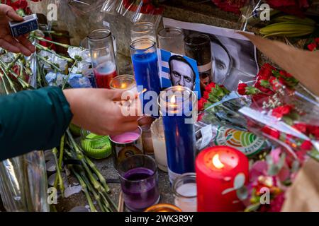 NEW YORK, NEW YORK – 17. FEBRUAR: Eine Kerze wird durch Fotos von Alexei Nawalny während einer Gedenkstätte vor dem russischen Konsulat in New York City am 17. Februar 2024 angezündet. Laut den russischen Staatsmedien starb Nawalny, der russische Politiker und Anti-Korruptionsaktivist, der zur stärksten Stimme in Opposition gegen Präsident Wladimir Putin wurde, während eines Spaziergangs in der IK-3-Strafkolonie „Arktischer Wolf“, wo er eine 30-jährige Haftstrafe verbüßte. (Foto: Michael Nigro/SIPA USA) Credit: SIPA USA/Alamy Live News Stockfoto