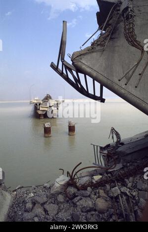 Erster Golfkrieg: 15. März 1991 die zerstörte Brücke zur Insel Bubiyan im Nordosten Kuwaits, die im Luftkrieg mit dem Irak von Flugzeugen der USAF bombardiert wurde. Die Brücke wurde schließlich 1999 repariert. Stockfoto