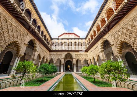 Schöner formeller öffentlicher Garten im königlichen Sevilla Palast Stockfoto