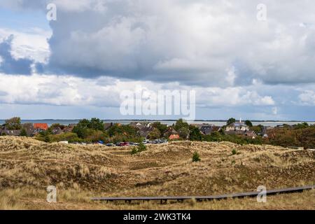 Insel Amrum Nordfriesland - Dünenlandschaft auf der Nordseeinsel Amrum mit Blick auf Norddorf bis zur Nachbarinsel Föhr Stockfoto