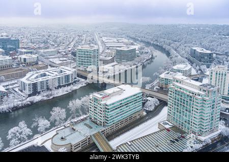 Luftaufnahme von Conshohocken (Vorort Philadelphia) Pennsylvania USA im Winter mit Schnee, Stockfoto