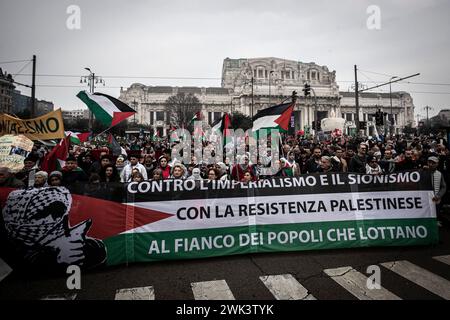 Foto Marco Ottico/LaPresse18 - 02 - 2024 Milano , Italia - Cronaca - Manifestazione pro palestinesi e curdi in piazza Duca d&#x2019;Aosta Photo Marco Ottico/LaPresse 18 - 02 - 2024 Mailand , Italien - Nachrichten - pro-palästinensische und kurdische Demonstration auf der Piazza Duca d'Aosta Stockfoto