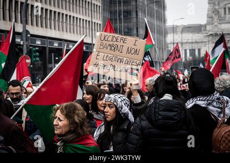 Foto Marco Ottico/LaPresse18 - 02 - 2024 Milano , Italia - Cronaca - Manifestazione pro palestinesi e curdi in piazza Duca d&#x2019;Aosta Photo Marco Ottico/LaPresse 18 - 02 - 2024 Mailand , Italien - Nachrichten - pro-palästinensische und kurdische Demonstration auf der Piazza Duca d'Aosta Stockfoto