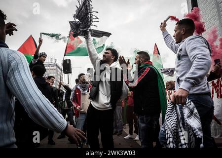 Foto Marco Ottico/LaPresse18 - 02 - 2024 Milano , Italia - Cronaca - Manifestazione pro palestinesi e curdi in piazza Duca d&#x2019;Aosta Photo Marco Ottico/LaPresse 18 - 02 - 2024 Mailand , Italien - Nachrichten - pro-palästinensische und kurdische Demonstration auf der Piazza Duca d'Aosta Stockfoto