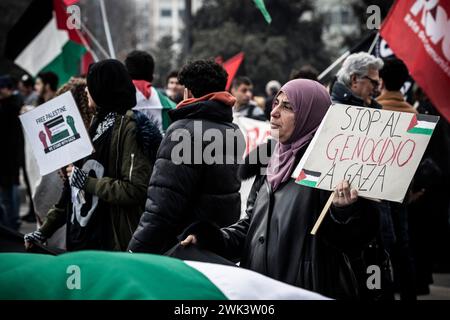 Foto Marco Ottico/LaPresse18 - 02 - 2024 Milano , Italia - Cronaca - Manifestazione pro palestinesi e curdi in piazza Duca d&#x2019;Aosta Photo Marco Ottico/LaPresse 18 - 02 - 2024 Mailand , Italien - Nachrichten - pro-palästinensische und kurdische Demonstration auf der Piazza Duca d'Aosta Stockfoto