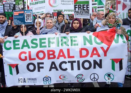 London, Großbritannien 17/02/2024 Tausende Demonstranten marschieren vom Hyde Park zur israelischen Botschaft, um die weitere Bombardierung von Gaza zu demonstrieren Stockfoto