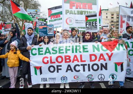 London, Großbritannien 17/02/2024 Tausende Demonstranten marschieren vom Hyde Park zur israelischen Botschaft, um die weitere Bombardierung von Gaza zu demonstrieren Stockfoto