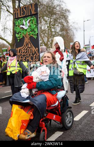 London, Großbritannien 17/02/2024 Tausende Demonstranten marschieren vom Hyde Park zur israelischen Botschaft, um die weitere Bombardierung von Gaza zu demonstrieren Stockfoto