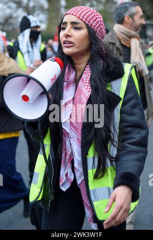 London, Großbritannien 17/02/2024 Tausende Demonstranten marschieren vom Hyde Park zur israelischen Botschaft, um die weitere Bombardierung von Gaza zu demonstrieren Stockfoto