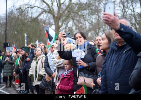 London, Großbritannien 17/02/2024 Tausende Demonstranten marschieren vom Hyde Park zur israelischen Botschaft, um die weitere Bombardierung von Gaza zu demonstrieren Stockfoto