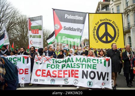 London, Großbritannien 17/02/2024 Tausende Demonstranten marschieren vom Hyde Park zur israelischen Botschaft, um die weitere Bombardierung von Gaza zu demonstrieren Stockfoto