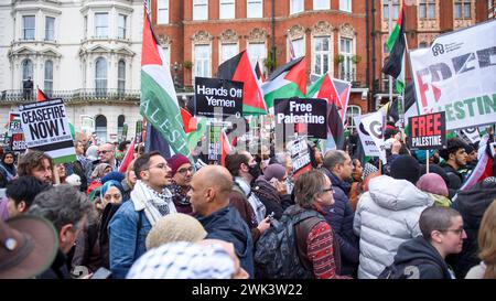 London, Großbritannien 17/02/2024 Tausende Demonstranten marschieren vom Hyde Park zur israelischen Botschaft, um die weitere Bombardierung von Gaza zu demonstrieren Stockfoto