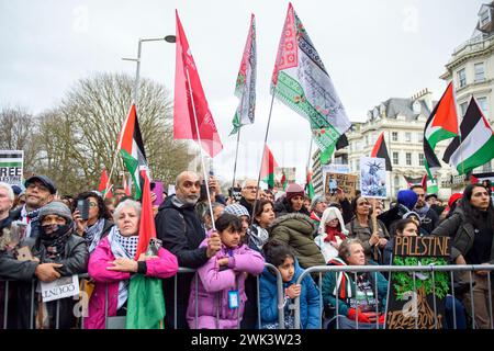 London, Großbritannien 17/02/2024 Tausende Demonstranten marschieren vom Hyde Park zur israelischen Botschaft, um die weitere Bombardierung von Gaza zu demonstrieren Stockfoto