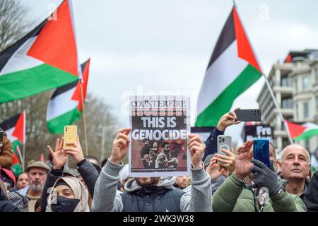 London, Großbritannien 17/02/2024 Tausende Demonstranten marschieren vom Hyde Park zur israelischen Botschaft, um die weitere Bombardierung von Gaza zu demonstrieren Stockfoto