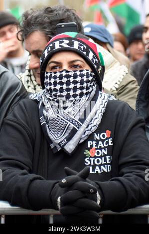 London, Großbritannien 17/02/2024 Tausende Demonstranten marschieren vom Hyde Park zur israelischen Botschaft, um die weitere Bombardierung von Gaza zu demonstrieren Stockfoto