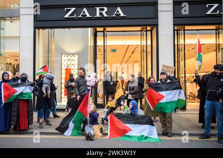 London, Großbritannien 17/02/2024 Tausende Demonstranten marschieren vom Hyde Park zur israelischen Botschaft, um die weitere Bombardierung von Gaza zu demonstrieren Stockfoto