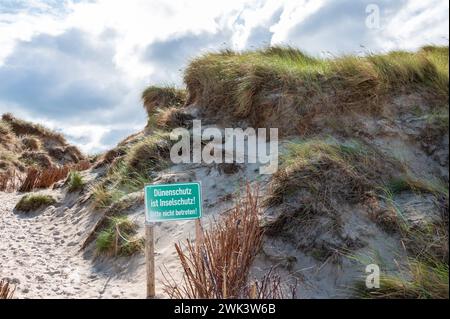 Insel Amrum Nordfriesland - Verbotsschild in den Dünen, Dünenschutz ist Inselschutz Bitte nicht betreten *** Insel Amrum Nordfriesland Verbotsschild in den Dünen, Dünenschutz ist Inselschutz Bitte nicht betreten Stockfoto